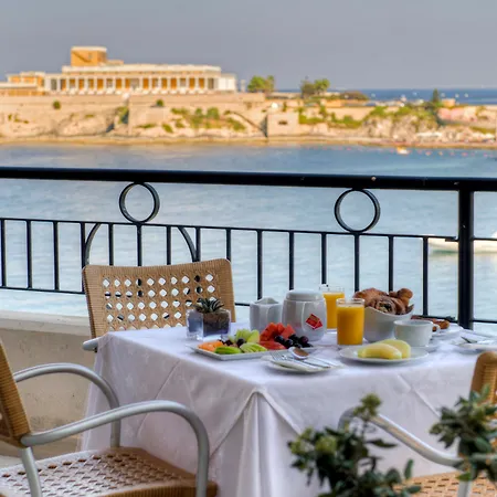Verdi St George's Bay Marina מלון