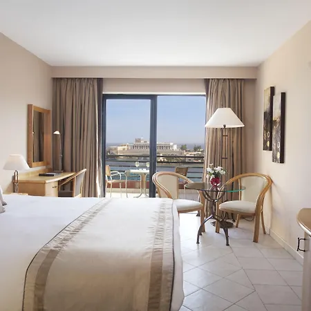 מלון Verdi St George's Bay Marina
